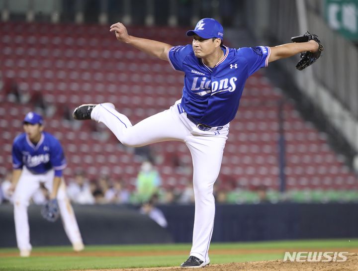 [서울=뉴시스] 조수정 기자 = 14일 서울 송파구 잠실야구장에서 열린 2023 KBO리그 삼성 라이온즈와 LG 트윈스의 경기, 8회말 삼성 오승환이 역투하고 있다. 2023.06.14. chocrystal@newsis.com