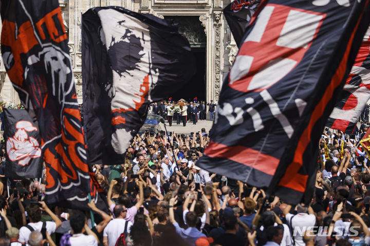 [밀라노=AP/뉴시스] 이탈리아 세르데냐섬에 있는 실비로 베를루스코니 이탈리아 전 총리의 ‘빌라 체르토사’가 5억유로에 매물로 나왔다고 파이낸셜타임스가 지난달 31일(현지시간) 보도했다. 사진은 지난해 6월 숨진 베를루스코니의 장례식 모습. 2024.02.02.