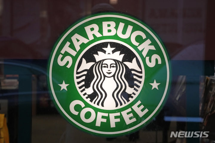 [호찌민시=AP/뉴시스] 베트남으로 진출한 미국의 커피 프랜차이즈 스타벅스가 부진을 겪고 있다고 6일(현지시간) 영국 BBC는 보도했다. 사진은 스타벅스의 로고 세이렌. 2023.08.07. 