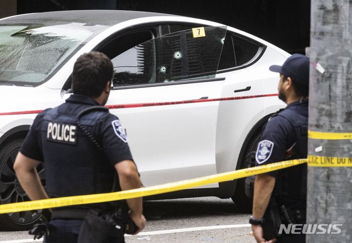 [시애틀=AP/뉴시스] 2023년 6월 13일(현지시각) 미국 워싱턴주 시애틀 벨타운의 총격 사건 현장에서 경찰이 피해 차량 주변을 통제하고 있다. 2026.03.24.