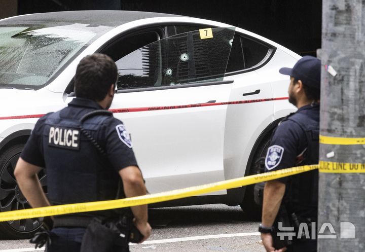 [시애틀=AP/뉴시스] 2023년 6월 13일(현지시각) 미국 워싱턴주 시애틀 벨타운의 총격 사건 현장에서 경찰이 피해 차량 주변을 통제하고 있다. 2026.03.24.
