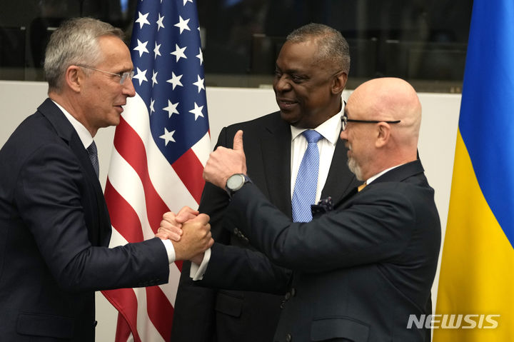 [브뤼셀(벨기에)=AP/뉴시스] 안제이 두다 폴란드 대통령이 러시아가 벨라루스로 단거리 핵무기를 이전하고 있다고 주장했다고 22일(현지시간) AP가 보도했다. 사진은 옌스 스톨텐베르그 북대서양조약기구(NATO·나토) 사무총장이 지난 6월15일 벨기에 수도 브뤼셀에서 열린 우크라이나 방위접촉그룹 회의에서 로이드 오스틴 미 국방장관(가운데), 올렉시 레즈니코프 우크라이나 국방장관(오른쪽)과 인사하는 모습. 2023.08.23.