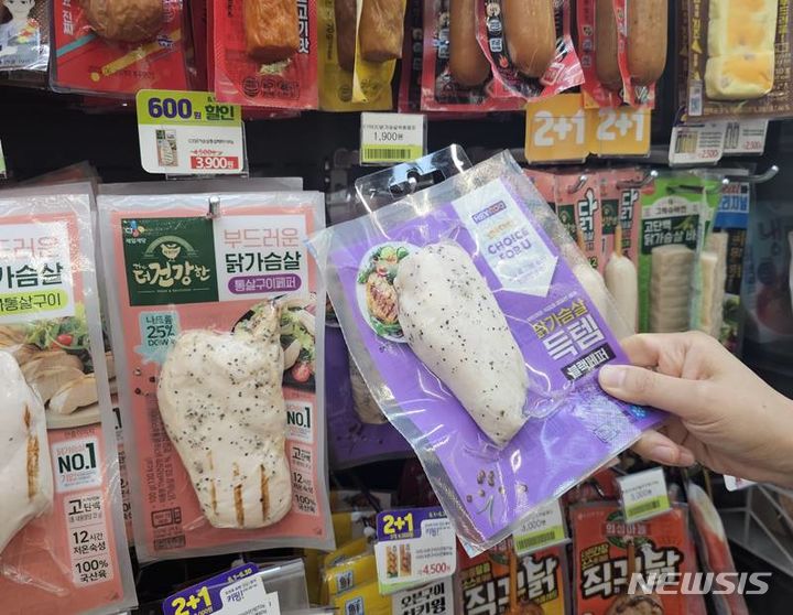 [서울=뉴시스]CU 닭가슴살득템 블랙페퍼. (사진=BGF리테일 제공)