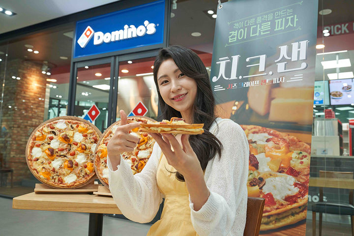 도미노피자가 오는 16일 출시하는 '치즈 크레이프 샌드 피자'.(사진=도미노피자 제공)