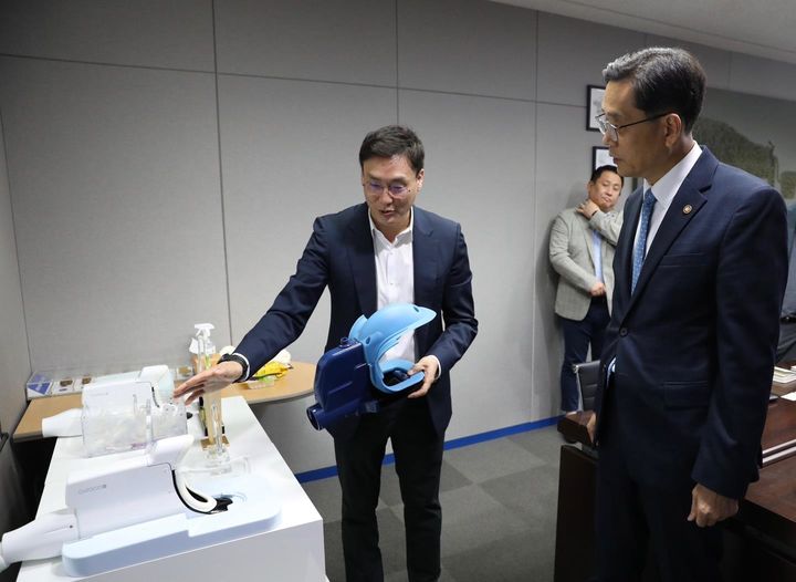 [성남=뉴시스]한훈 통계청장이 13일 경기도 성남 헬스케어혁신파크에 위치한 간병용 케어로봇 생산·판매업체 큐라코를 방문해 '2023년 경제통계 통합조사' 협조를 당부하고 있다. (사진=통계청 제공) 2023.06.15. photo@newsis.com *재판매 및 DB 금지