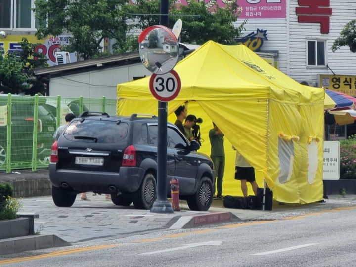 아카데미극장 맞은편에서 천막농성을 벌이며 보존을 주장하는 '아카데미 친구들'. *재판매 및 DB 금지