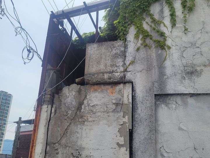 뼈대와 벽돌 등이 훤히 드러나 있는 아카데미극장 외관. *재판매 및 DB 금지