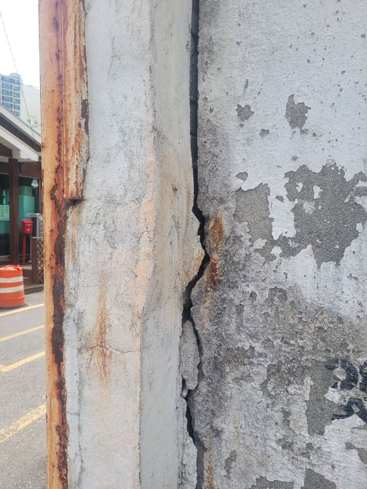 아카데미극장 갈라진 외벽. *재판매 및 DB 금지