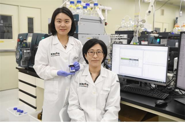 [대전=뉴시스] 표준연 첨단유기분석팀 이선영 책임연구원(왼쪽)과 이준희 팀장이 개발한 아크릴아마이드 분석용 조제분유 CRM을 들어 보이고 있다. *재판매 및 DB 금지