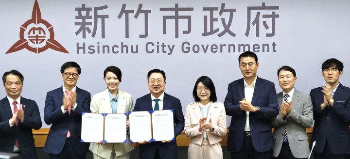 [신주(대만)=뉴시스] 조명휘 기자 = 이장우 대전시장과 가오훙왕(高虹安) 대전 신주시장이 15일 오전 신주시청에서 경제과학분야 협력을 위한 양해각서를 체결하고 있다. 2023.06.15. photo@newsis.com *재판매 및 DB 금지