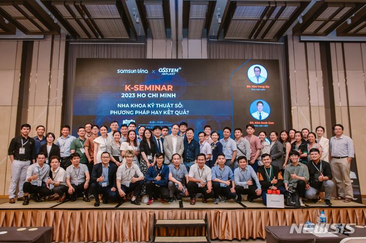 [서울=뉴시스]임플란트 판매량 세계 1위 오스템임플란트와 심혈관 의료기기 자회사 오스템카디오는 15일부터 3일 간 베트남 호치민에서 열리는 ‘2023 베트남 K 의료기기 전시회(K Med Expo Vietnam 2023)’에 참가한다. 사진은 오스템임플란트 베트남법인 직원들이 단체사진을 찍은 모습. (사진= 오스템임플란트 제공) 2023.06.15. photo@newsis.com.
