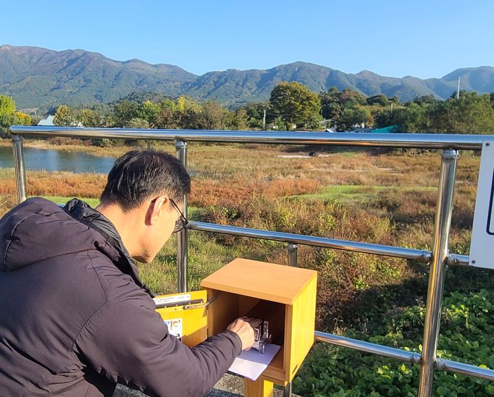 [익산=뉴시스] 강명수 기자 =전북 완주군은 구이저수지 둘레길을 걷는 주민과 관광객 등을 대상으로 스탬프투어 인증자 이벤트를 진행한다고 15일 밝혔다. (사진 =완주군 제공) 2023.06.15. photo@newsis.com *재판매 및 DB 금지