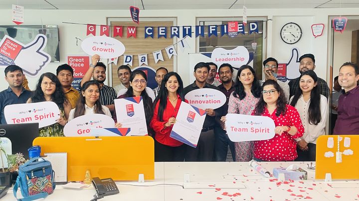 [서울=뉴시스] CJ대한통운의 인도 계열사 CJ다슬이 2년 연속으로 '일하기 좋은 기업'에 선정된 것을 기념하기 위해 CJ다슬 직원들이 모여 기념사진을 찍고 있다. (사진=CJ대한통운 제공) 2023.06.15 photo@newsis.com *재판매 및 DB 금지