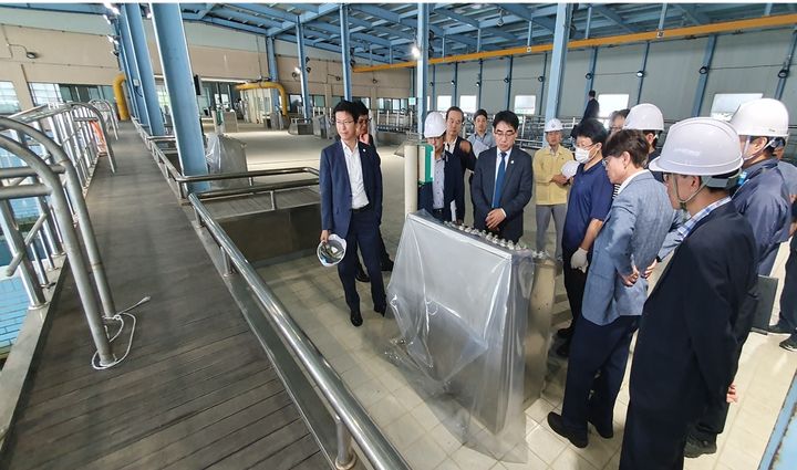 [부산=뉴시스] 이성권 부산시 경제부시장(앞줄 왼쪽 3번째)를 비롯한 시 관계자와 물 관련 전문가들이 15일 오전 화명정수장에 방문해 점검하고 있다. (사진=부산시청 제공) *재판매 및 DB 금지