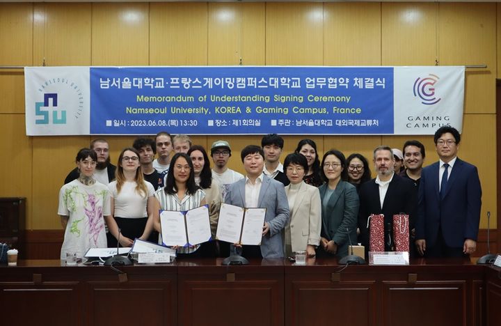 [뉴시스=천안)남서울대학교와 프랑스 게이밍대학교가 교류협정 후 기념 사진을 찍고 있다.(사진=남서울대학교) *재판매 및 DB 금지