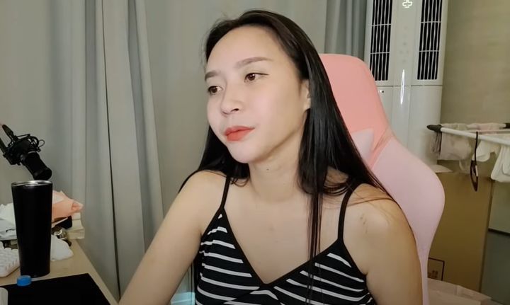 인터넷방송인(BJ) 감성여울이 15일 유튜브 라이브 방송에서 BJ 임블리의 극단적 선택에 대한 입장을 밝히고 있다.(출처 : 감성여울 라이브 방송 캡처) *재판매 및 DB 금지