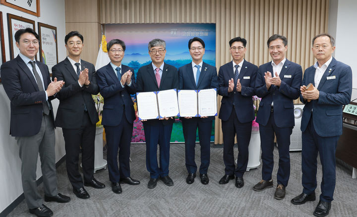 15일 고창군과 한국생산성본부가 지역 경쟁력 강화와 생산성 향상을 위해 업무협약을 체결했다. 심덕섭 군수(왼쪽 다섯번째)와 안완기 회장(왼쪽 네번째)을 비롯한 양기관 관계자들이 기념사진을 찍고 있다. *재판매 및 DB 금지