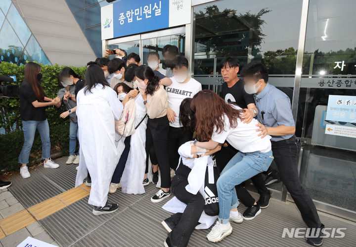 [서울=뉴시스] 권창회 기자 = 15일 오전 서울 용산구 용산구청 앞에서 구청 진입을 하려는 이태원참사 유가족들이 구청 관계자들에게 막혀 몸싸움이 벌어지고 있다. 2023.06.15. kch0523@newsis.com