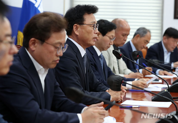 [서울=뉴시스] 이영환 기자 = 박광온 더불어민주당 원내대표가 15일 오전 서울 여의도 국회에서 열린 정책조정회의에서 발언을 하고 있다. 2023.06.15. 20hwan@newsis.com
