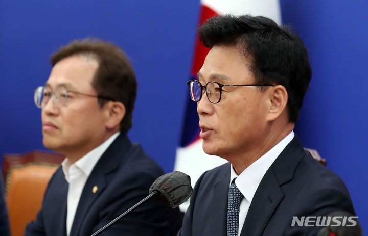 [서울=뉴시스] 이영환 기자 = 박광온 더불어민주당 원내대표가 15일 오전 서울 여의도 국회에서 열린 정책조정회의에서 발언을 하고 있다. 2023.06.15. 20hwan@newsis.com