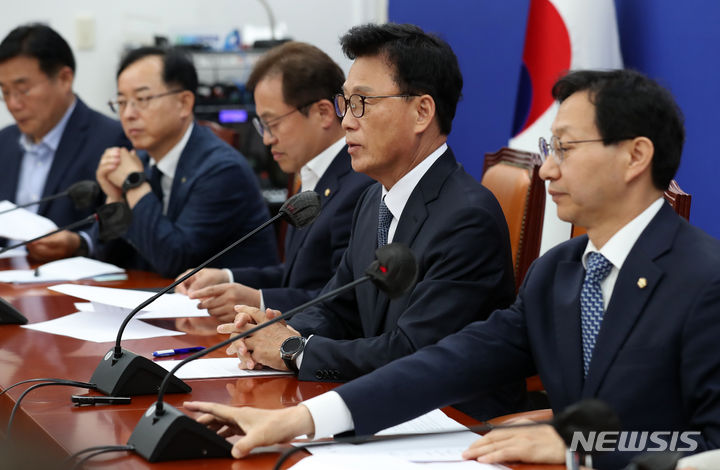 [서울=뉴시스] 이영환 기자 = 박광온 더불어민주당 원내대표가 15일 오전 서울 여의도 국회에서 열린 정책조정회의에서 발언을 하고 있다. 2023.06.15. 20hwan@newsis.com