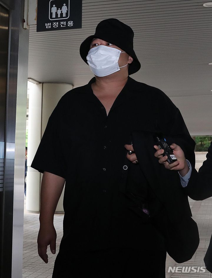 [서울=뉴시스] 김금보 기자 = 필로폰, 엑스터시 등 마약을 투약·교부한 혐의로 1심에서 집행유예를 선고받은 돈스파이크(46·본명 김민수)가 15일 서울 서초구 서울중앙지법에서 열린 항소심 선고 공판에 출석하고 있다. (공동취재사진) 2023.06.15. photo@newsis.com