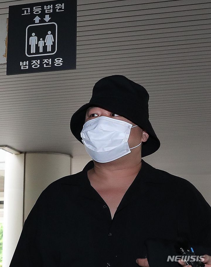 [서울=뉴시스] 김금보 기자 = 필로폰, 엑스터시 등 마약을 투약·교부한 혐의로 1심에서 집행유예를 선고받은 돈스파이크(46·본명 김민수)가 15일 서울 서초구 서울중앙지법에서 열린 항소심 선고 공판에 출석하고 있다. (공동취재사진) 2023.06.15. photo@newsis.com