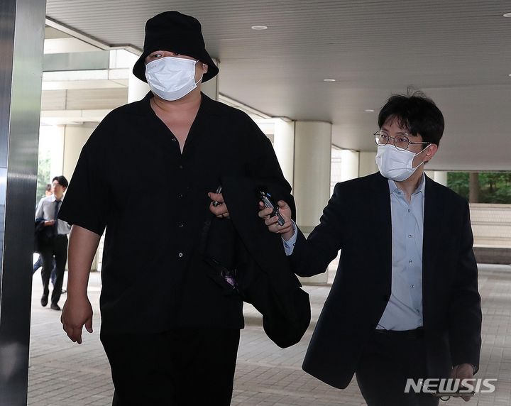 [서울=뉴시스] 김금보 기자 = 필로폰, 엑스터시 등 마약을 투약·교부한 혐의로 1심에서 집행유예를 선고받은 돈스파이크(46·본명 김민수)가 15일 서울 서초구 서울중앙지법에서 열린 항소심 선고 공판에 출석하고 있다. (공동취재사진) 2023.06.15. photo@newsis.com