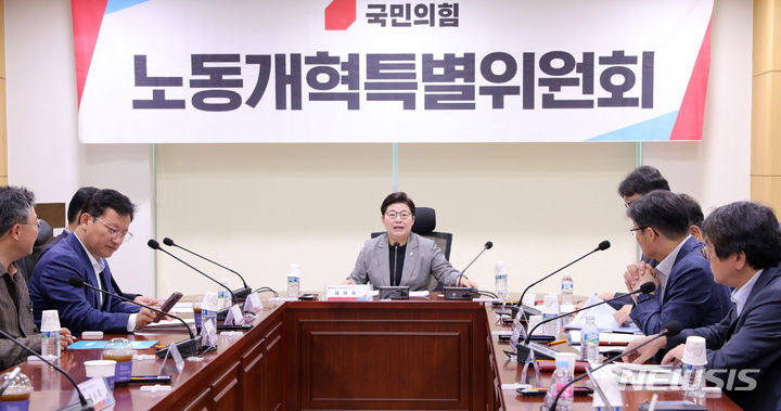[서울=뉴시스] 전진환 기자 = 임이자 국민의힘 노동개혁특별위원회 위원장이 15일 오전 서울 여의도 국회 의원회관에서 열린 노동개혁특위 제6차 회의에서 발언하고 있다. 2023.06.15. amin2@newsis.com