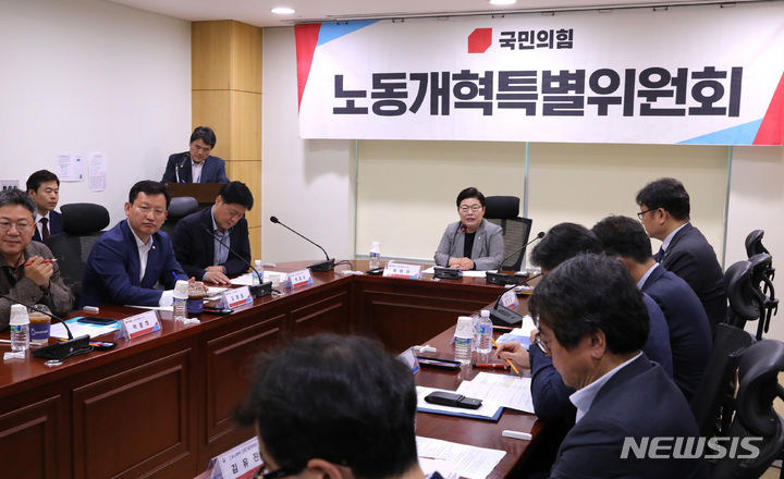 [서울=뉴시스] 전진환 기자 = 임이자 국민의힘 노동개혁특별위원회 위원장이 15일 오전 서울 여의도 국회 의원회관에서 열린 노동개혁특위 제6차 회의에서 발언하고 있다. 2023.06.15. amin2@newsis.com