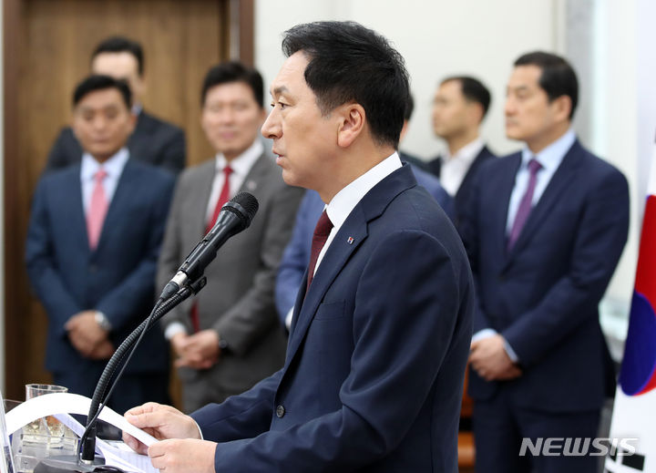 [서울=뉴시스] 고범준 기자 = 김기현 국민의힘 대표가 15일 오전 서울 여의도 국회에서 당 대표 취임 100일 비전 발표 및 기자회견을 하고 있다. 2023.06.15. bjko@newssis.com