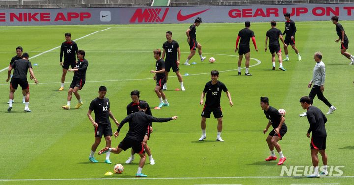 [부산=뉴시스] 하경민 기자 = 위르겐 클린스만 감독이 이끄는 한국 축구대표팀이 15일 부산 연제구 부산아시아드주경기장에서 훈련을 하고 있다. 한국은 오는 16일 오후 8시 부산아시아드주경기장에서 페루와 A매치를 치른다. 2023.06.15. yulnetphoto@newsis.com