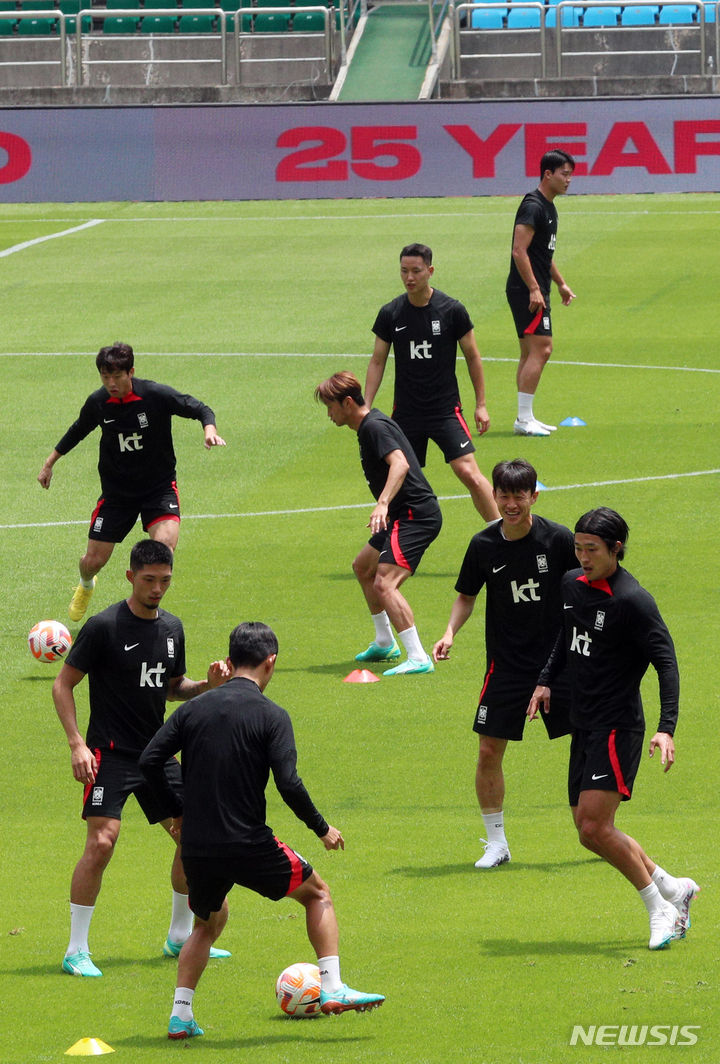 [부산=뉴시스] 하경민 기자 = 위르겐 클린스만 감독이 이끄는 한국 축구대표팀이 15일 부산 연제구 부산아시아드주경기장에서 훈련을 하고 있다. 한국은 오는 16일 오후 8시 부산아시아드주경기장에서 페루와 A매치를 치른다. 2023.06.15. yulnetphoto@newsis.com