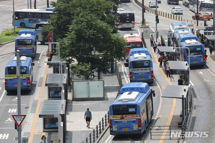 [서울=뉴시스] 서울 중구 서울역 환승센터에서 버스가 다니는 모습. photo@newsis.com