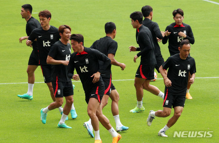 [부산=뉴시스] 하경민 기자 = 위르겐 클린스만 감독이 이끄는 한국 축구대표팀이 15일 부산 연제구 부산아시아드주경기장에서 본격적인 훈련에 앞서 준비운동을 하고 있다. 한국은 오는 16일 오후 8시 부산아시아드주경기장에서 페루와 A매치를 치른다. 2023.06.15. yulnetphoto@newsis.com