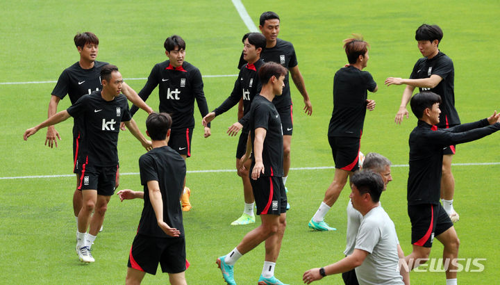 [부산=뉴시스] 하경민 기자 = 위르겐 클린스만 감독이 이끄는 한국 축구대표팀이 15일 부산 연제구 부산아시아드주경기장에서 본격적인 훈련에 앞서 준비운동을 하고 있다. 한국은 오는 16일 오후 8시 부산아시아드주경기장에서 페루와 A매치를 치른다. 2023.06.15. yulnetphoto@newsis.com