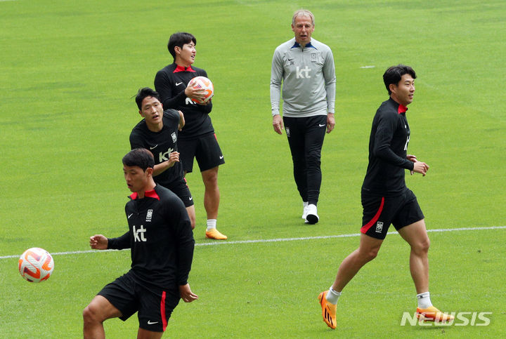 [부산=뉴시스] 하경민 기자 = 위르겐 클린스만 감독이 이끄는 한국 축구대표팀이 15일 부산 연제구 부산아시아드주경기장에서 본격적인 훈련에 앞서 준비운동을 하고 있다. 한국은 오는 16일 오후 8시 부산아시아드주경기장에서 페루와 A매치를 치른다. 2023.06.15. yulnetphoto@newsis.com