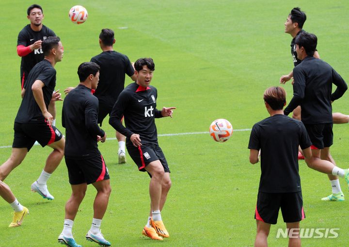 [부산=뉴시스] 하경민 기자 = 위르겐 클린스만 감독이 이끄는 한국 축구대표팀이 15일 부산 연제구 부산아시아드주경기장에서 본격적인 훈련에 앞서 준비운동을 하고 있다. 한국은 오는 16일 오후 8시 부산아시아드주경기장에서 페루와 A매치를 치른다. 2023.06.15. yulnetphoto@newsis.com