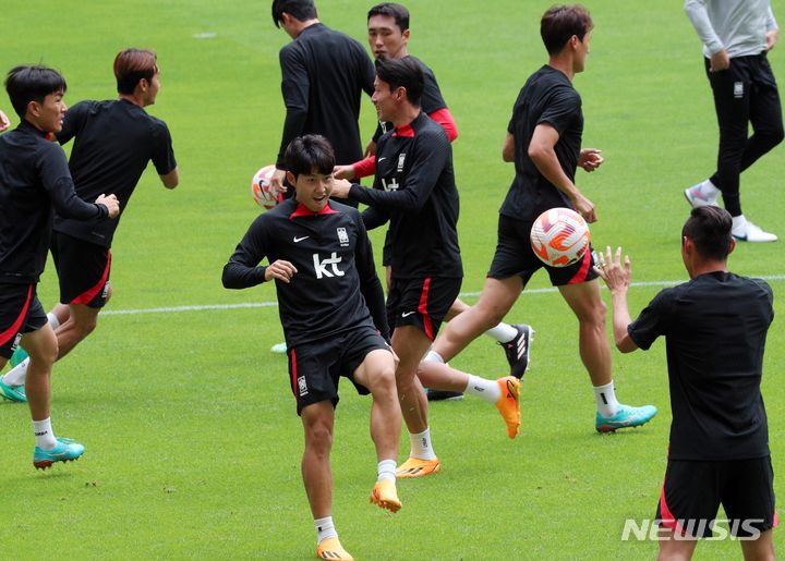 [부산=뉴시스] 하경민 기자 = 위르겐 클린스만 감독이 이끄는 한국 축구대표팀이 15일 부산 연제구 부산아시아드주경기장에서 본격적인 훈련에 앞서 준비운동을 하고 있다. 한국은 오는 16일 오후 8시 부산아시아드주경기장에서 페루와 A매치를 치른다. 2023.06.15. yulnetphoto@newsis.com