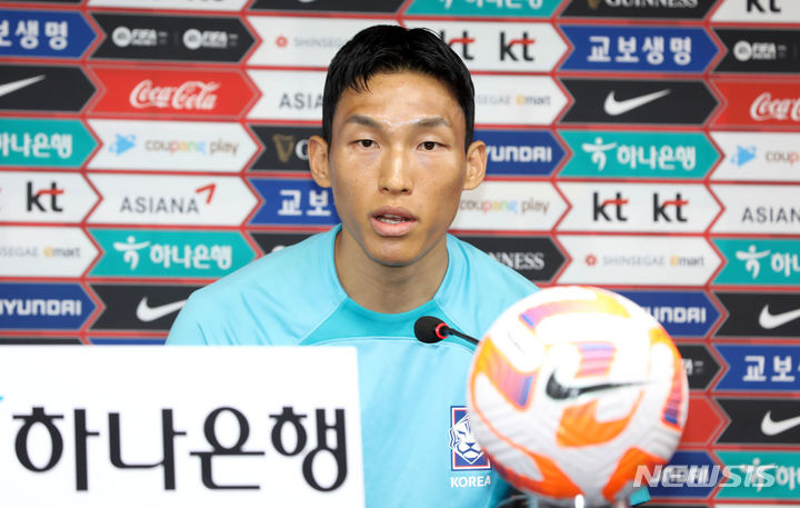 [부산=뉴시스] 하경민 기자 = 위르겐 클린스만 감독이 이끄는 한국 축구대표팀의 김승규 선수가 15일 부산 연제구 부산아시아드주경기장에서 페루와의 A매치 경기를 앞두고 기자회견을 하고 있다. 한국은 오는 16일 오후 8시 부산아시아드주경기장에서 페루와 A매치를 치른다. 2023.06.15. yulnetphoto@newsis.com