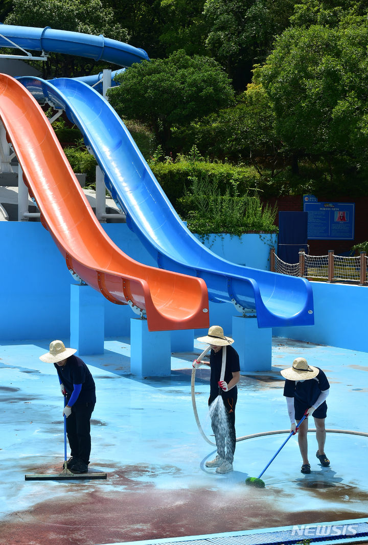 [대구=뉴시스] 이무열 기자 = 대구두류수영장 개장을 한 달여 앞둔 15일 오후 대구 달서구 두류워터파크에서 관계자들이 물청소를 하고 있다. 2023.06.15. lmy@newsis.com