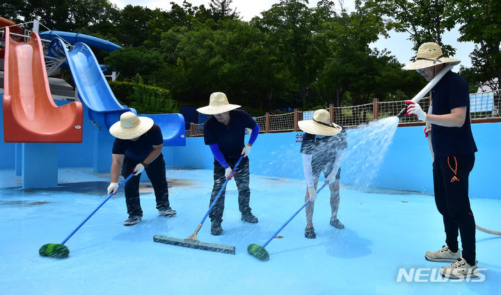 [대구=뉴시스] 이무열 기자 = 대구두류수영장 개장을 한 달여 앞둔 15일 오후 대구 달서구 두류워터파크에서 관계자들이 물청소를 하고 있다. 2023.06.15. lmy@newsis.com
