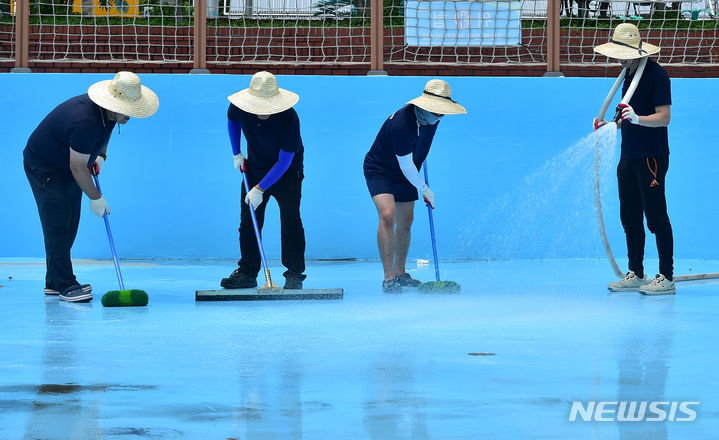 [대구=뉴시스] 이무열 기자 = 대구두류수영장 개장을 한 달여 앞둔 15일 오후 대구 달서구 두류워터파크에서 관계자들이 물청소를 하고 있다. 2023.06.15. lmy@newsis.com