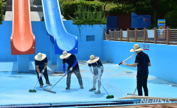 [대구=뉴시스] 이무열 기자 = 대구두류수영장 개장을 한 달여 앞둔 15일 오후 대구 달서구 두류워터파크에서 관계자들이 물청소를 하고 있다. 2023.06.15. lmy@newsis.com