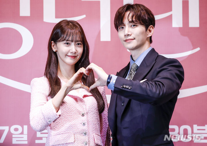 [서울=뉴시스] 정병혁 기자 = 배우 임윤아, 이준호가 15일 오후 서울 구로구 라마다서울신도림호텔에서 열린 JTBC 드라마 킹더랜드 제작발표회에서 포즈를 취하고 있다. 2023.06.15. jhope@newsis.com