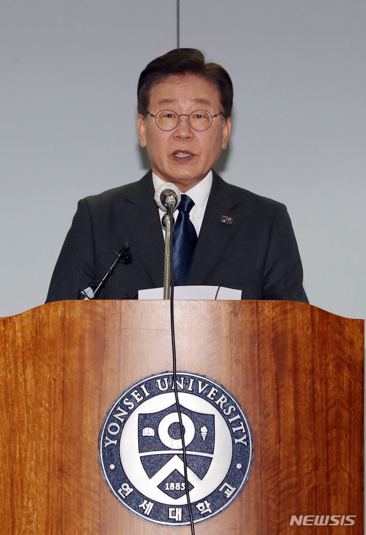 [서울=뉴시스] 고승민 기자 = 이재명 더불어민주당 대표가 15일 서울 연세대학교 김대중도서관 컨벤션홀에서 열린 6.15 남북정상회담 23주년 기념식 및 학술회의에 참석해 축사를 하고 있다. 2023.06.15. kkssmm99@newsis.com