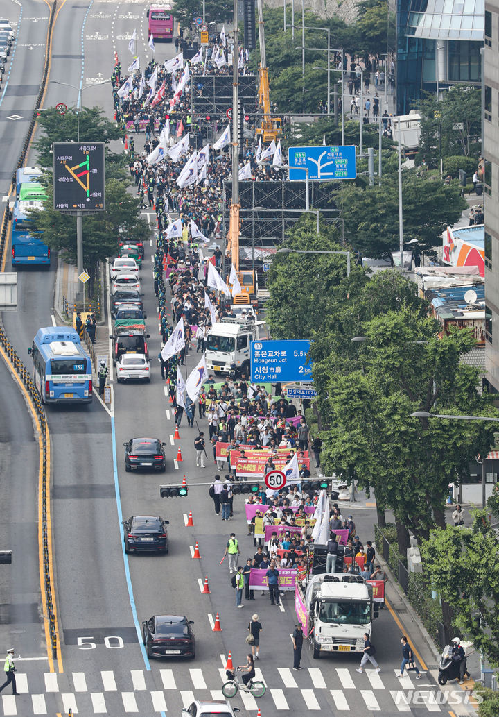 [서울=뉴시스] 권창회 기자 = 철도노조 소속 조합원들이 15일 오후 서울 중구 서울역 인근에서 열린 철도 민영화 중단 철도노동자 총력결의대회를 마치고 행진하고 있다. 2023.06.15. kch0523@newsis.com