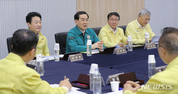 [의왕=뉴시스] 김금보 기자 = 이창양 산업통상자원부 장관이 15일 경기 의왕시 전력거래소 경인지사 전력관제센터에서 여름철 전력 수급 전망 및 대책을 점검하고 있다. 2023.06.15. kgb@newsis.com