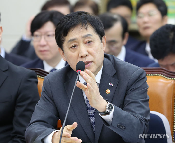 [서울=뉴시스] 전진환 기자 = 김주현 금융위원장이 15일 오후 서울 여의도 국회에서 열린 정무위원회 전체회의에서 의원 질의에 답하고 있다. 2023.06.15. amin2@newsis.com
