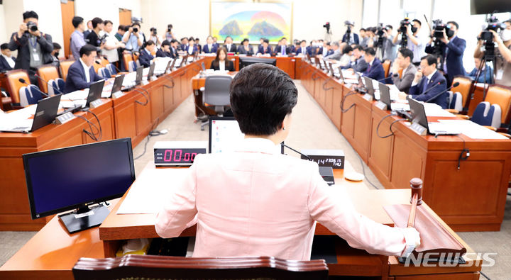 [서울=뉴시스] 전진환 기자 = 백혜련 정무위원장이 15일 오후 서울 여의도 국회에서 열린 정무위원회 전체회의에서 의사봉을 두드리고 있다. 2023.06.15. amin2@newsis.com